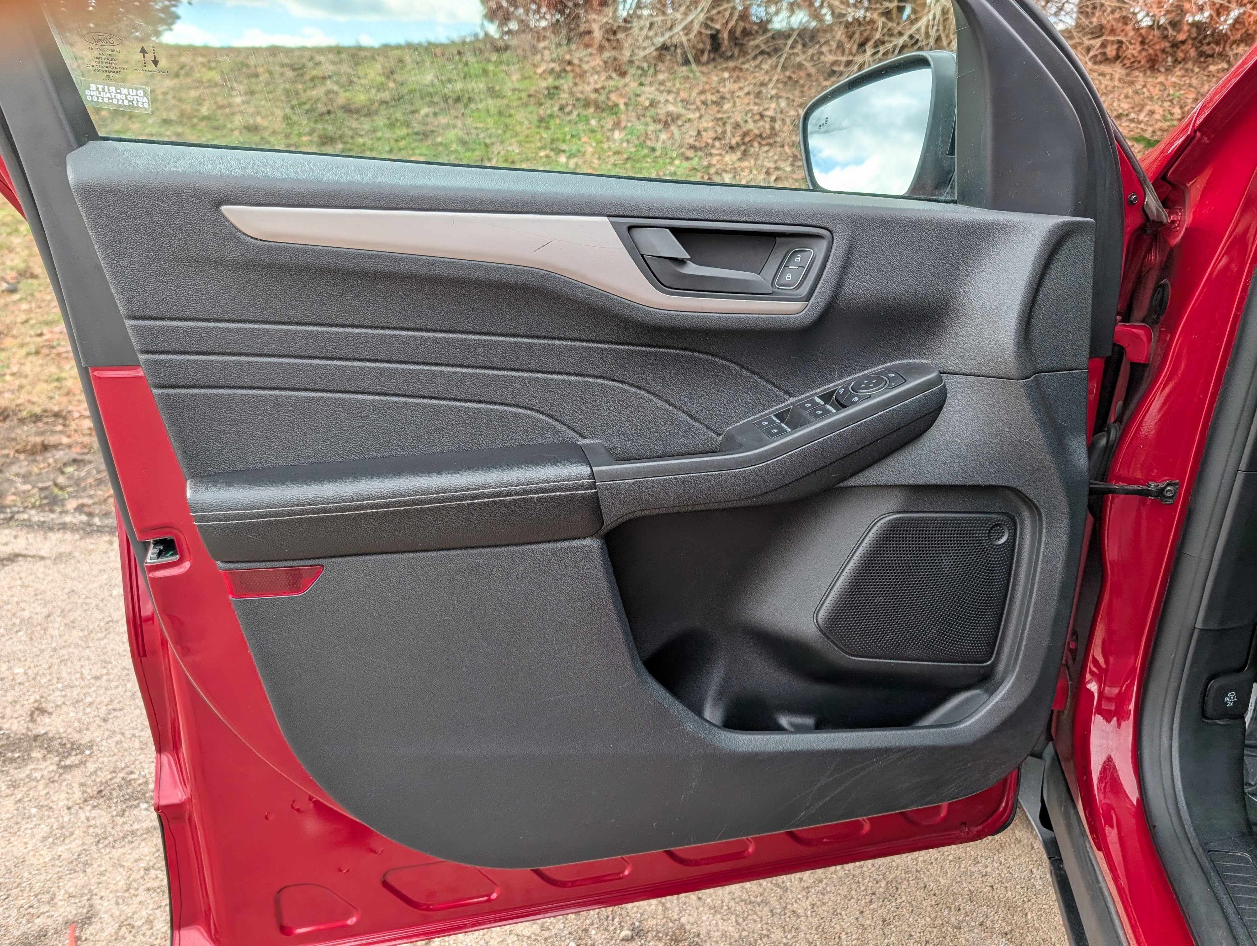 Used 2022 Ford Escape SE w/ SE Sport Appearance Package image 28