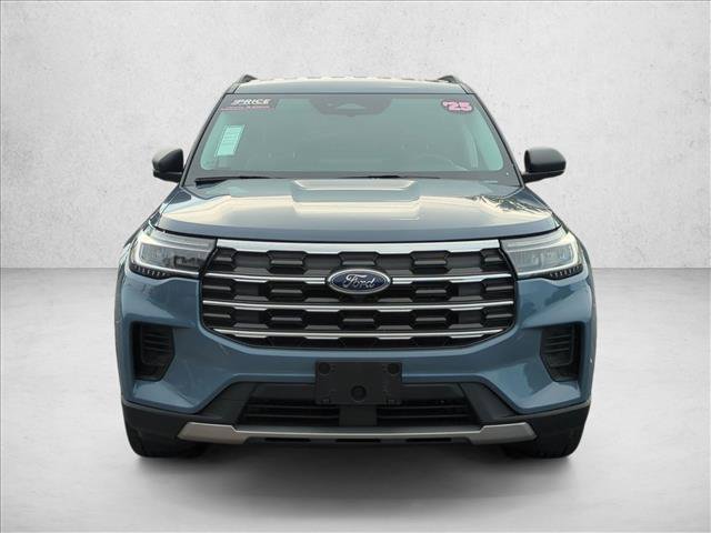 Used 2025 Ford Explorer Active RWD image 2