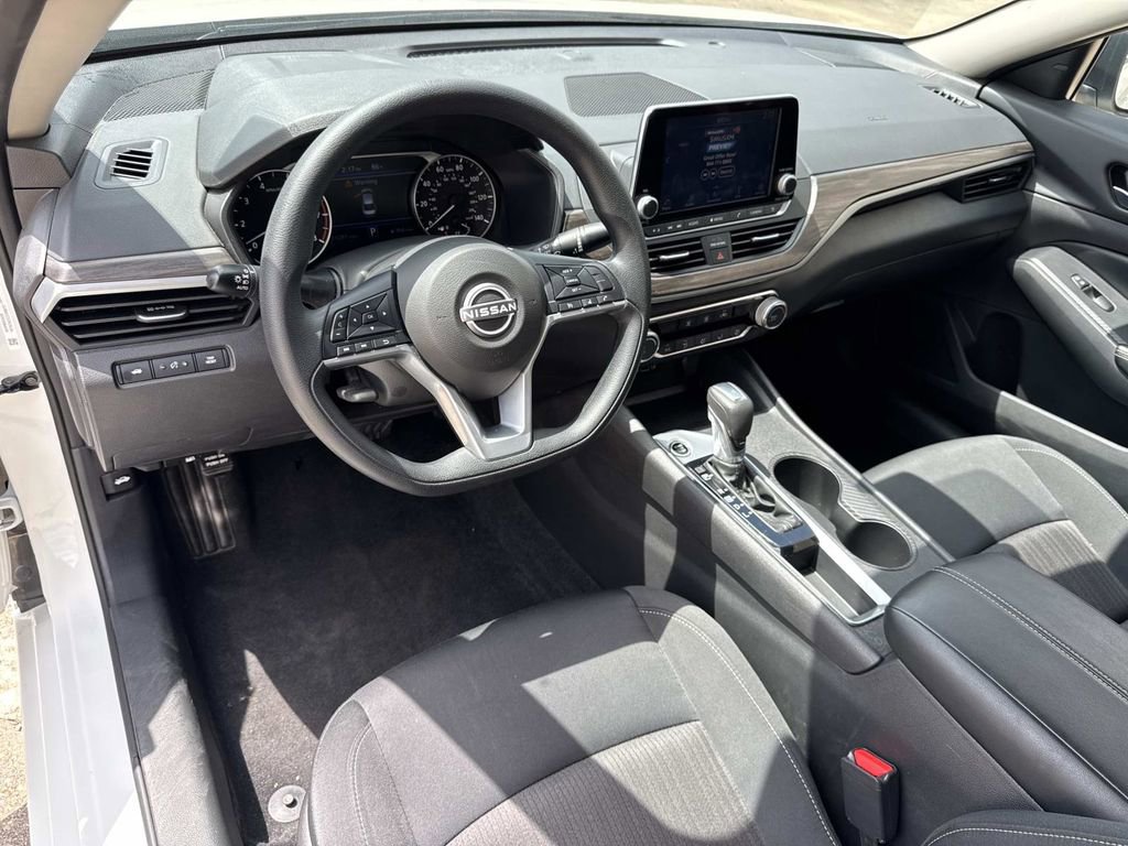 Used 2025 Nissan Altima 2.5 SV FWD image 37