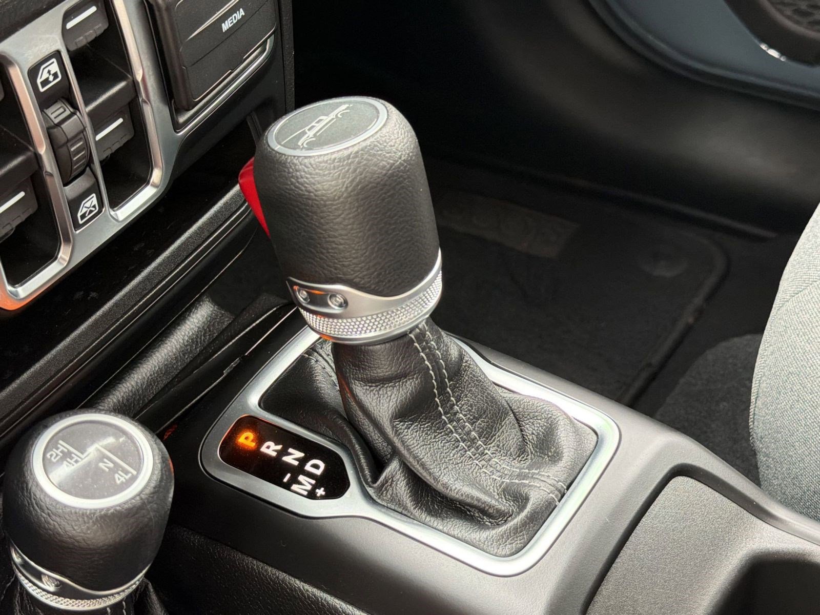 Used 2025 Jeep Gladiator Sport image 14