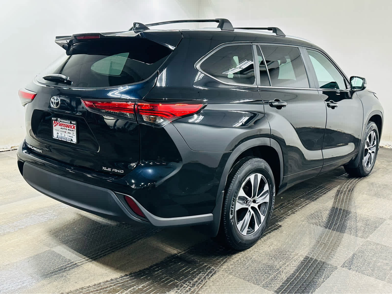 Used 2023 Toyota Highlander XLE AWD/4WD image 6