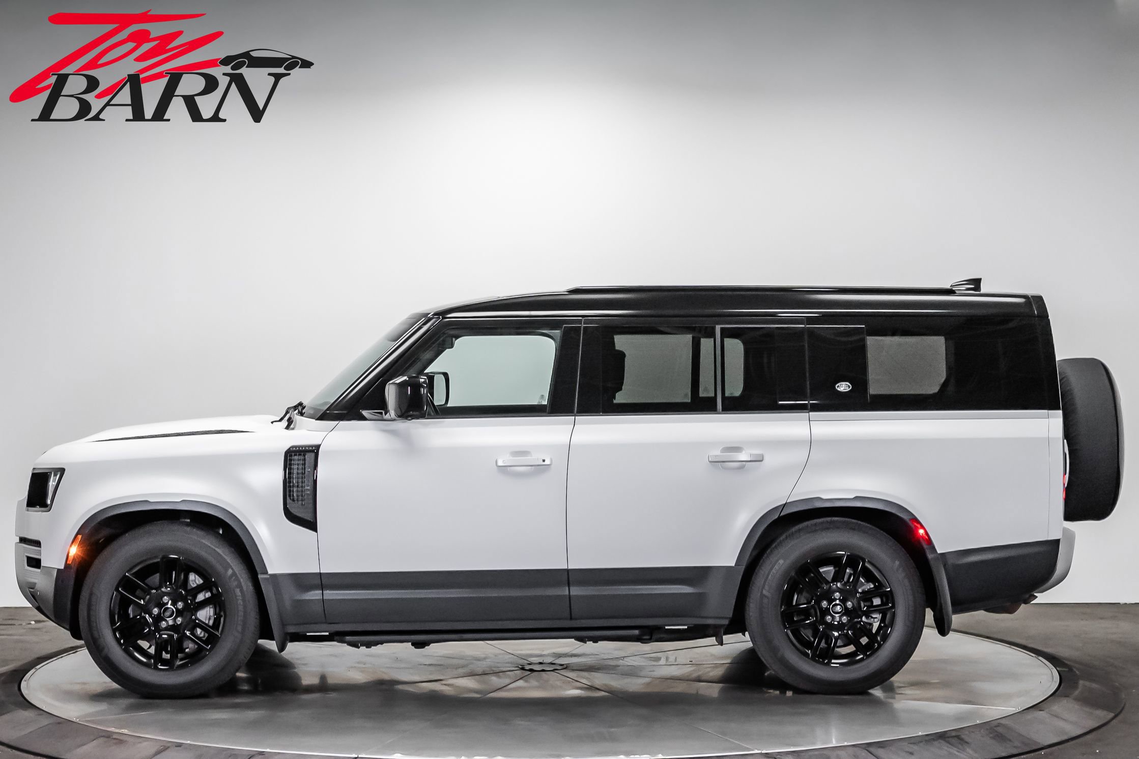 Used 2023 Land Rover Defender 130 SE image 2