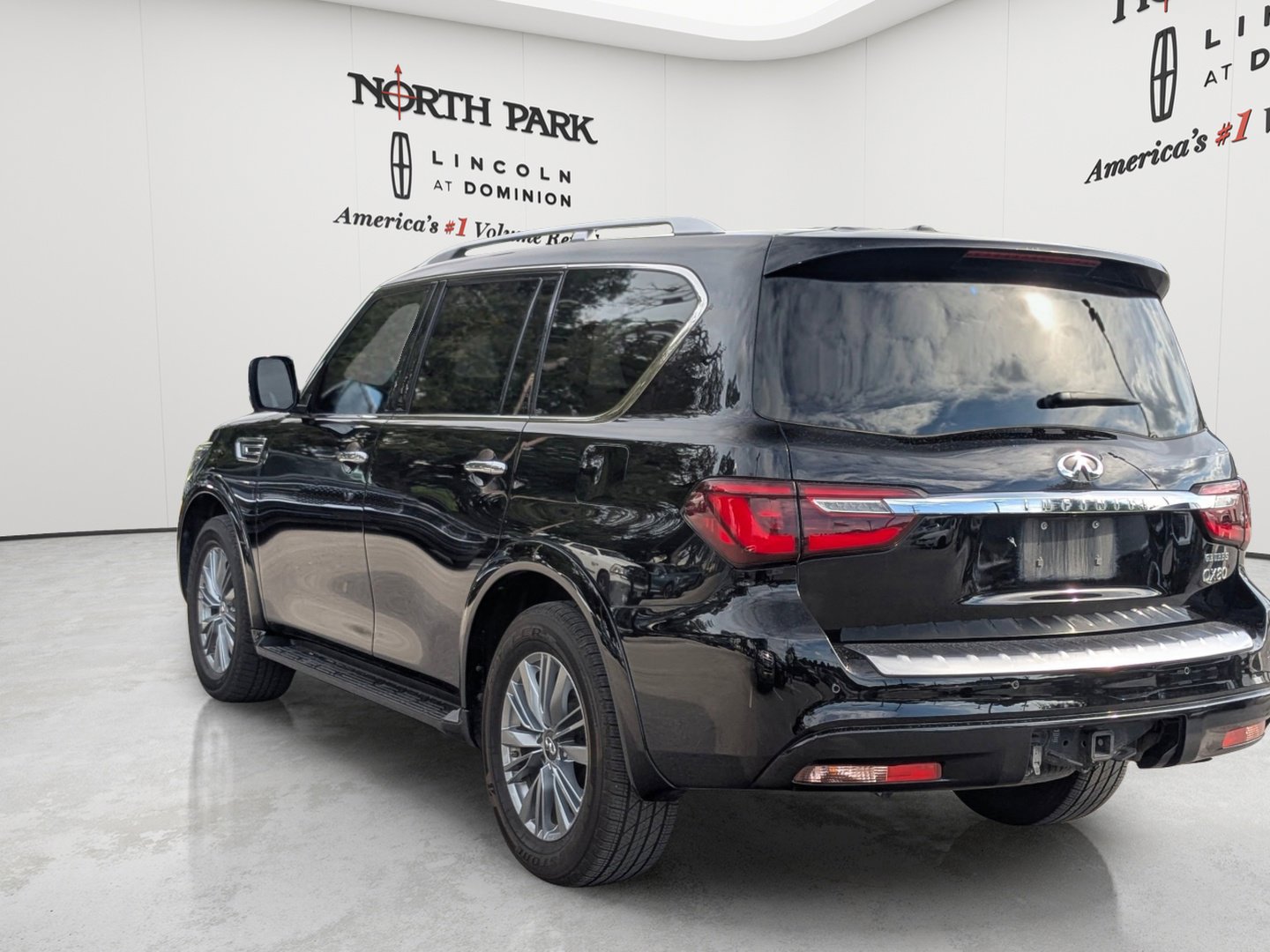 Used 2022 INFINITI QX80 Luxe w/ Cargo Package RWD image 2