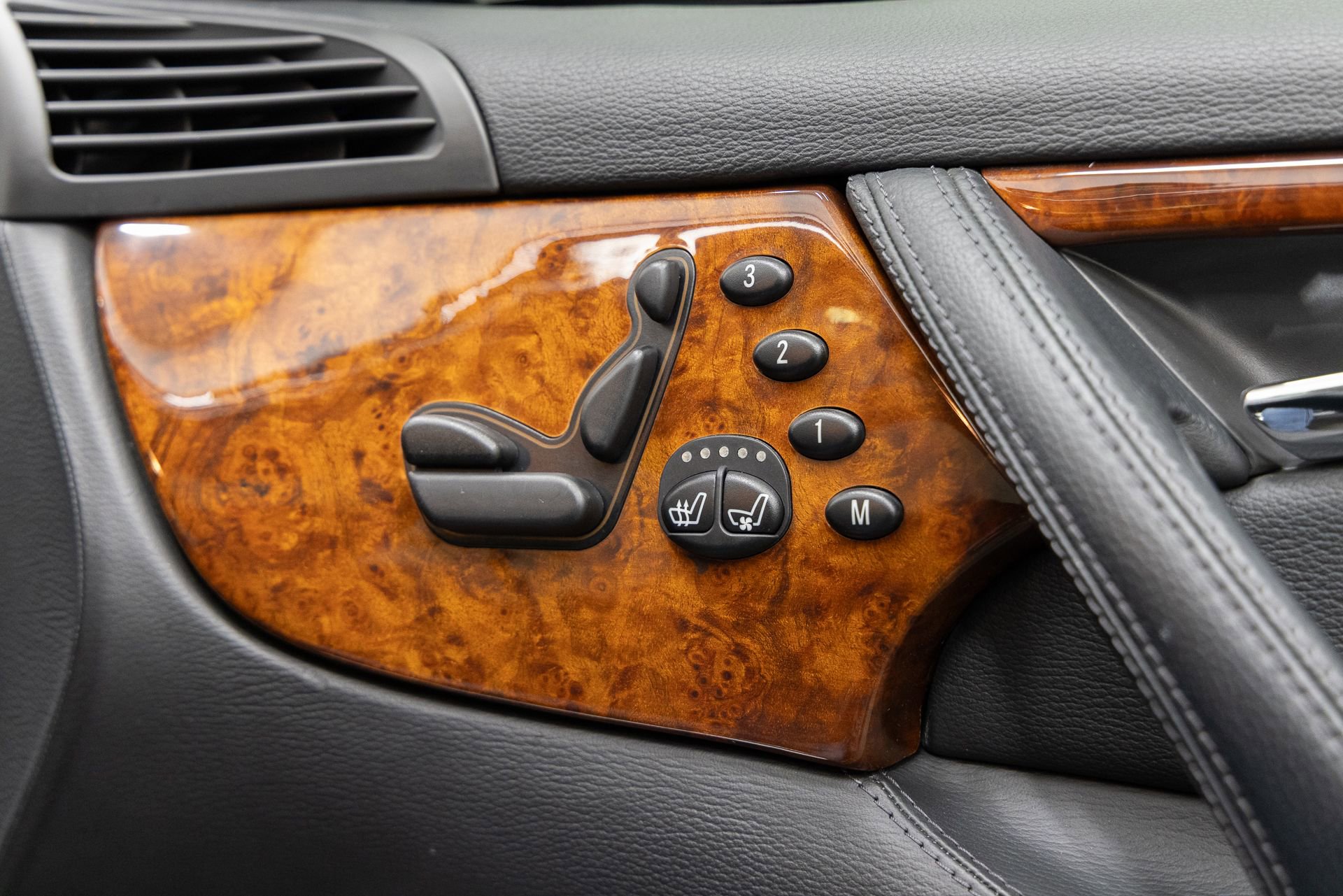 Used 2004 Mercedes-Benz CL 55 AMG image 23