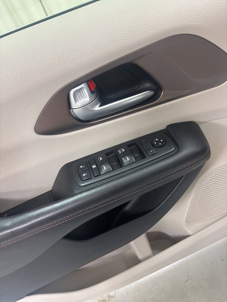 Used 2018 Chrysler Pacifica Touring-L w/ Tire & Wheel Group FWD image 19