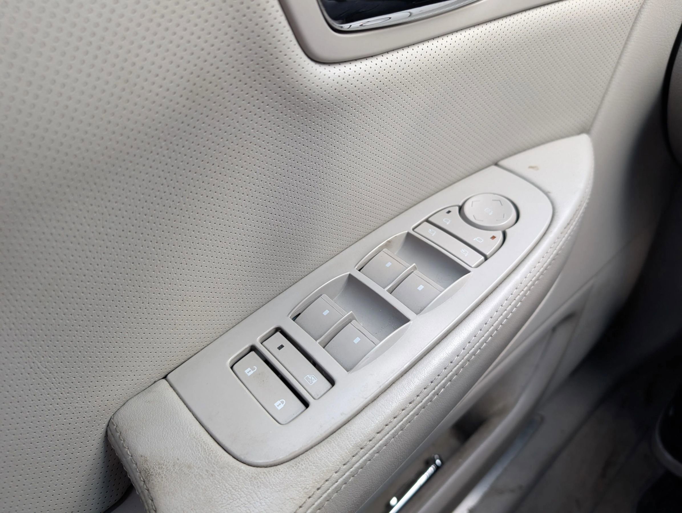 Used 2011 Cadillac DTS Premium image 22