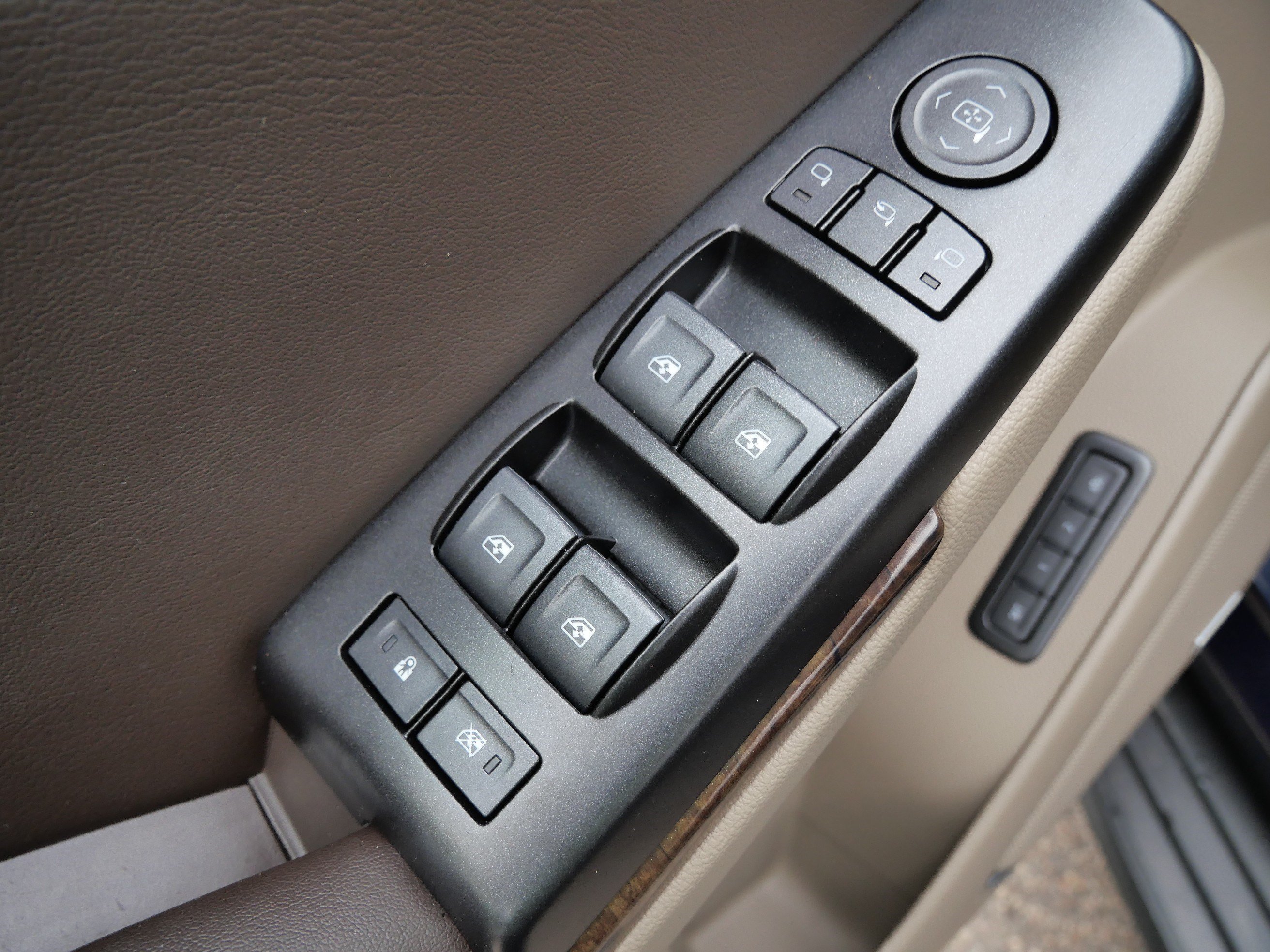 Used 2019 Chevrolet Tahoe LT w/ Luxury Package AWD/4WD image 19