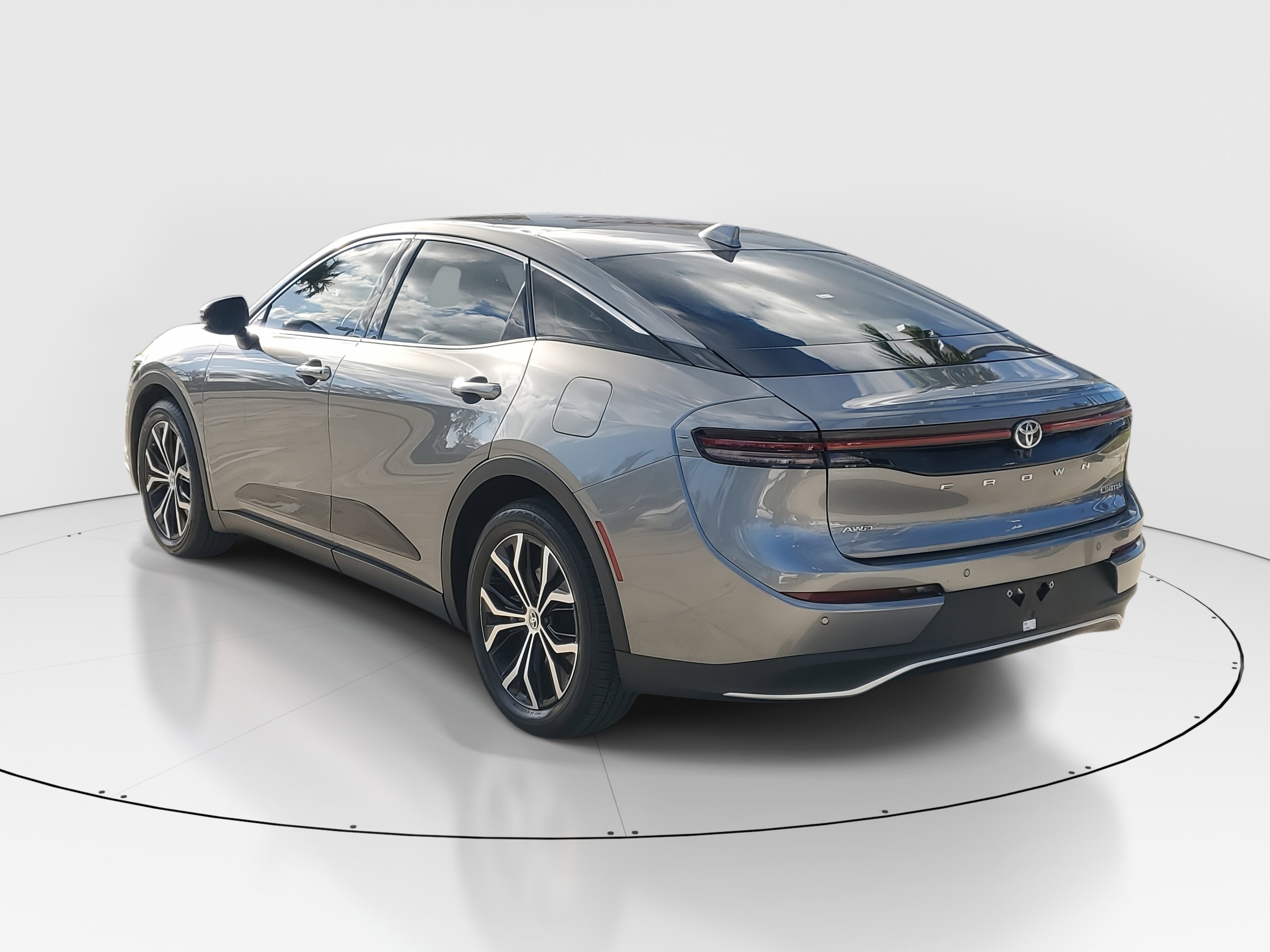 Used 2023 Toyota Crown Limited image 5