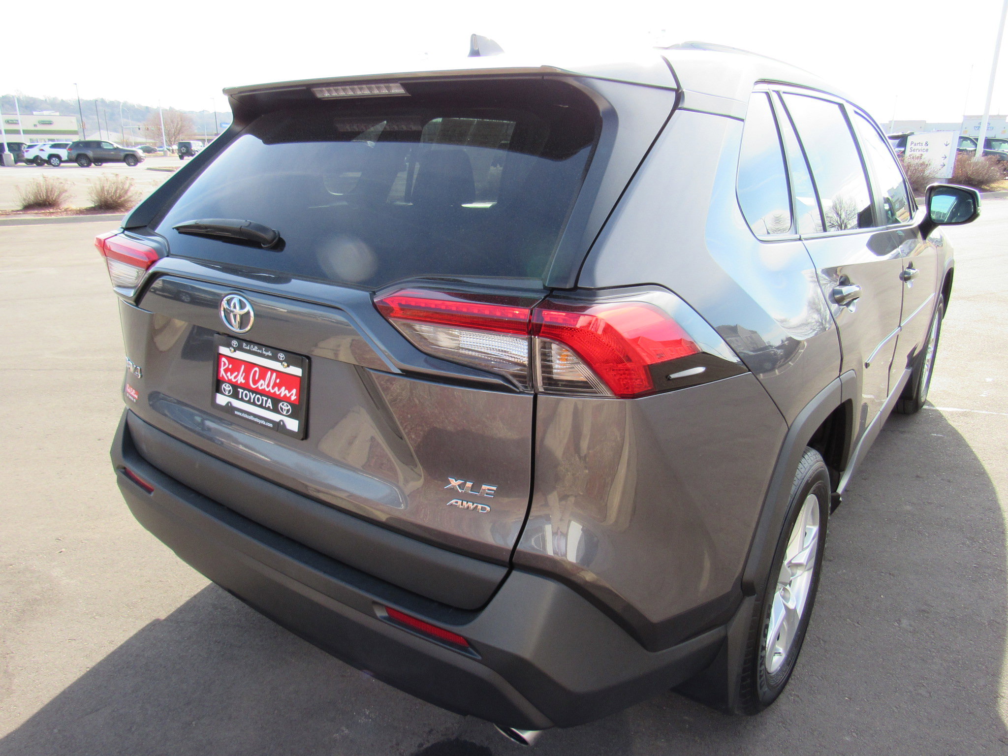 Used 2021 Toyota RAV4 XLE w/ XLE Grade Weather Package image 6