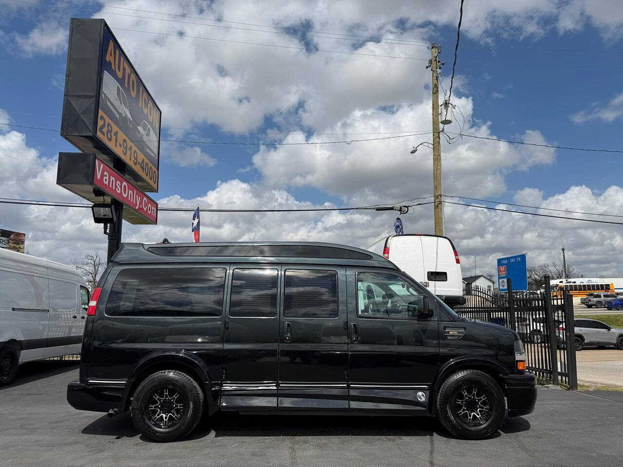 Used 2017 Chevrolet Express 2500 image 3
