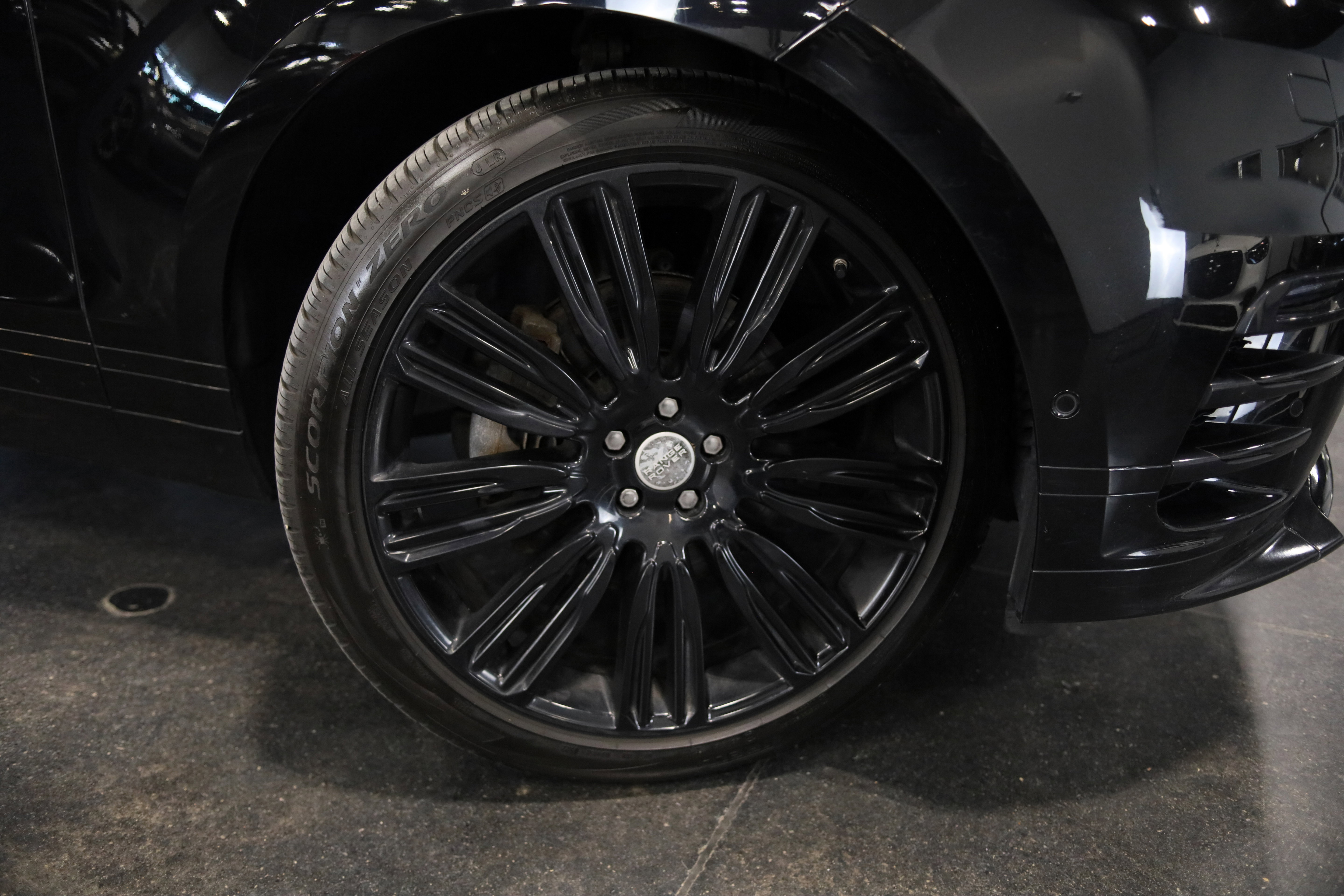 Used 2019 Land Rover Range Rover Velar R-Dynamic SE image 10