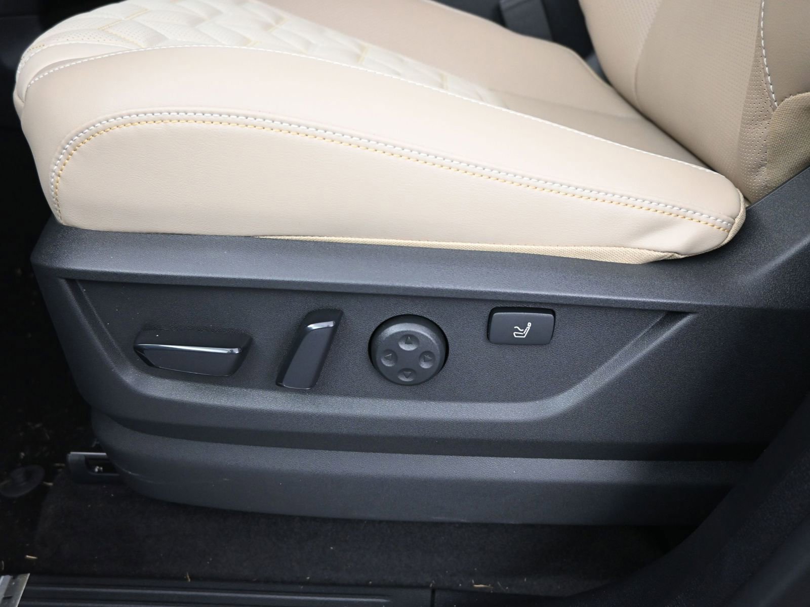 New 2025 Nissan Armada Platinum Reserve w/ Convenience Package RWD image 10