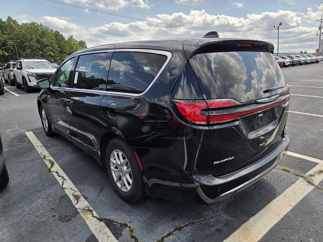 Used 2024 Chrysler Pacifica Touring-L FWD image 7