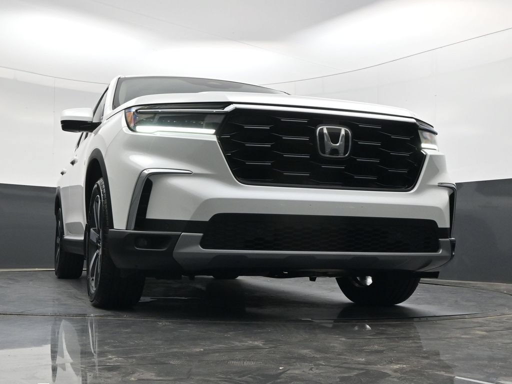 Certified 2025 Honda Pilot Touring image 32