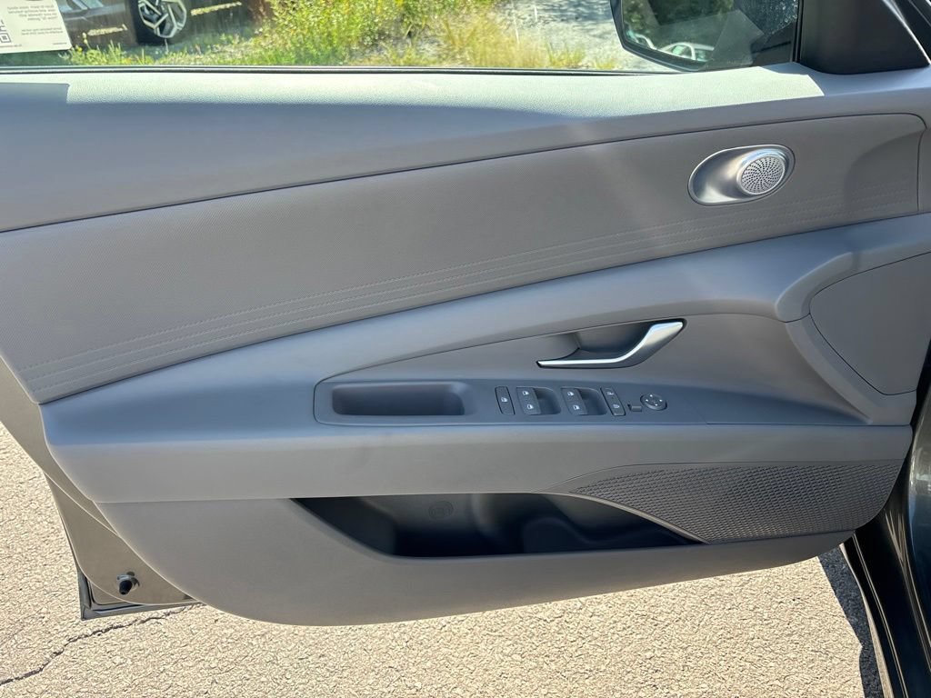 Certified 2025 Hyundai Elantra SE FWD image 18