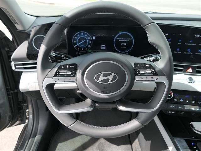 New 2025 Hyundai Elantra Limited image 17