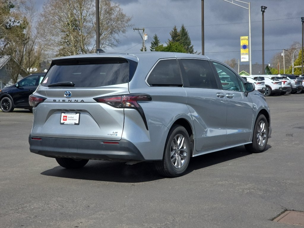 Certified 2024 Toyota Sienna LE FWD image 5