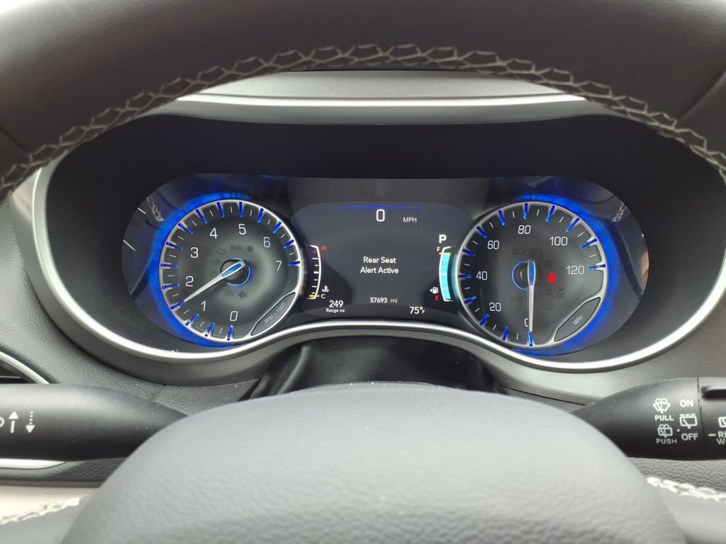Used 2023 Chrysler Pacifica Touring-L image 21