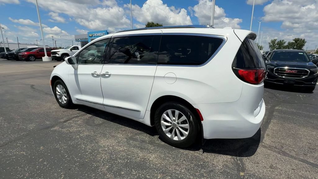 Used 2018 Chrysler Pacifica Touring-L FWD image 6