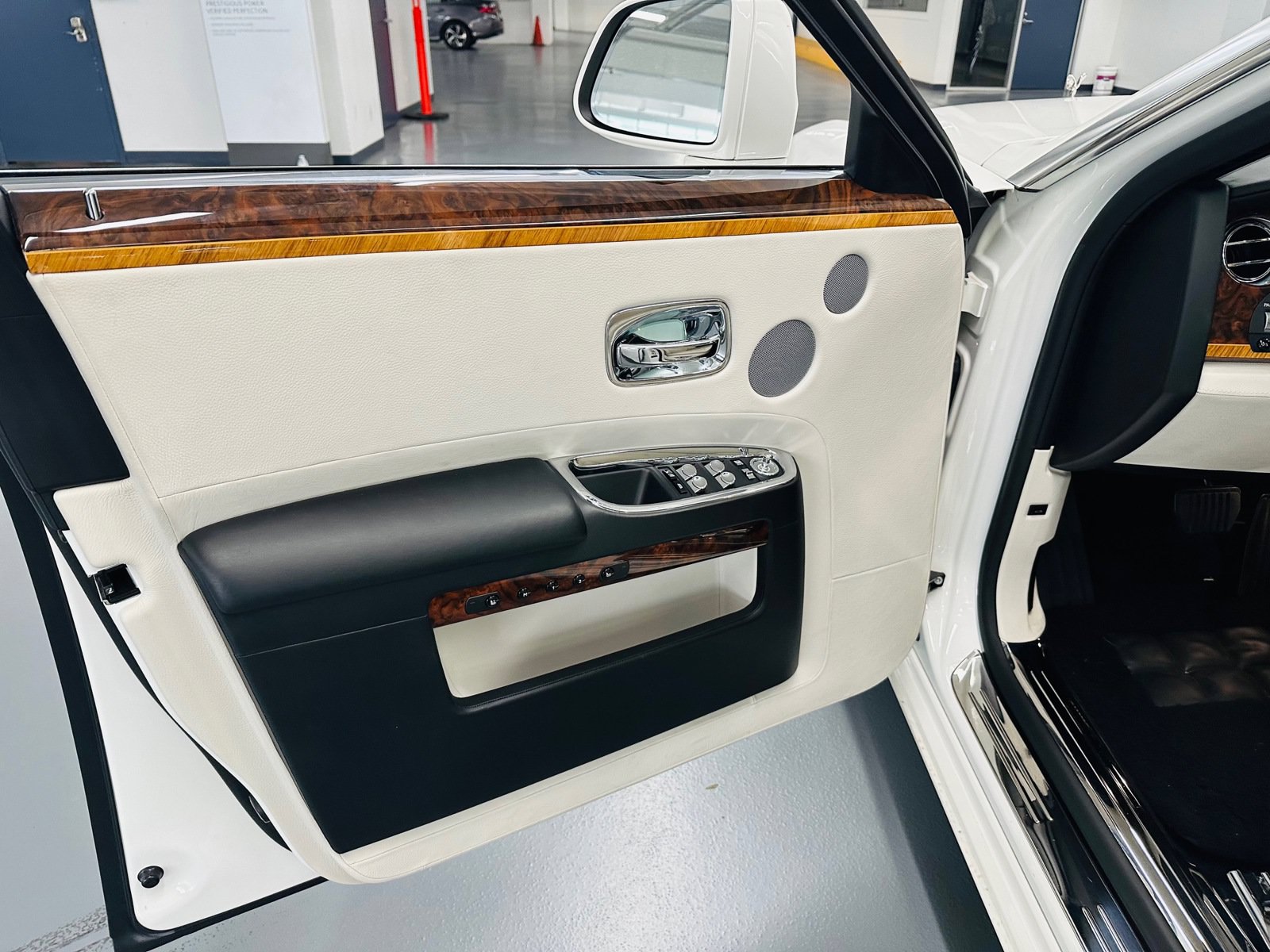 Used 2014 Rolls-Royce Ghost Extended Wheelbase RWD image 15