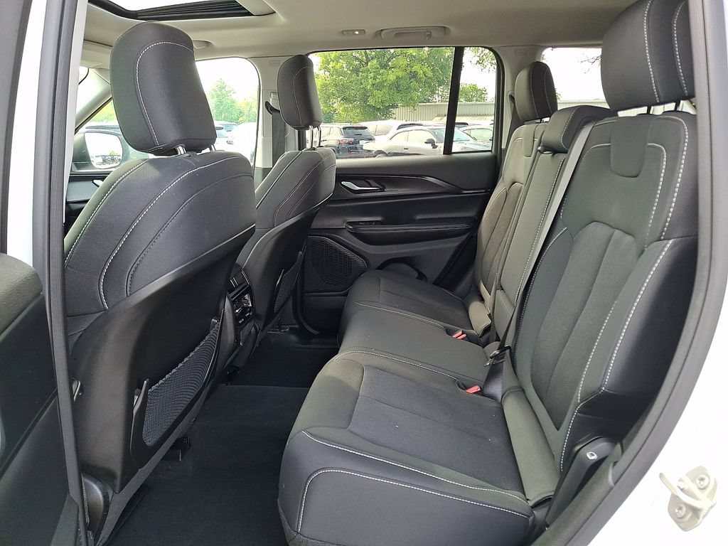 Used 2023 Jeep Grand Cherokee Laredo X AWD/4WD image 13