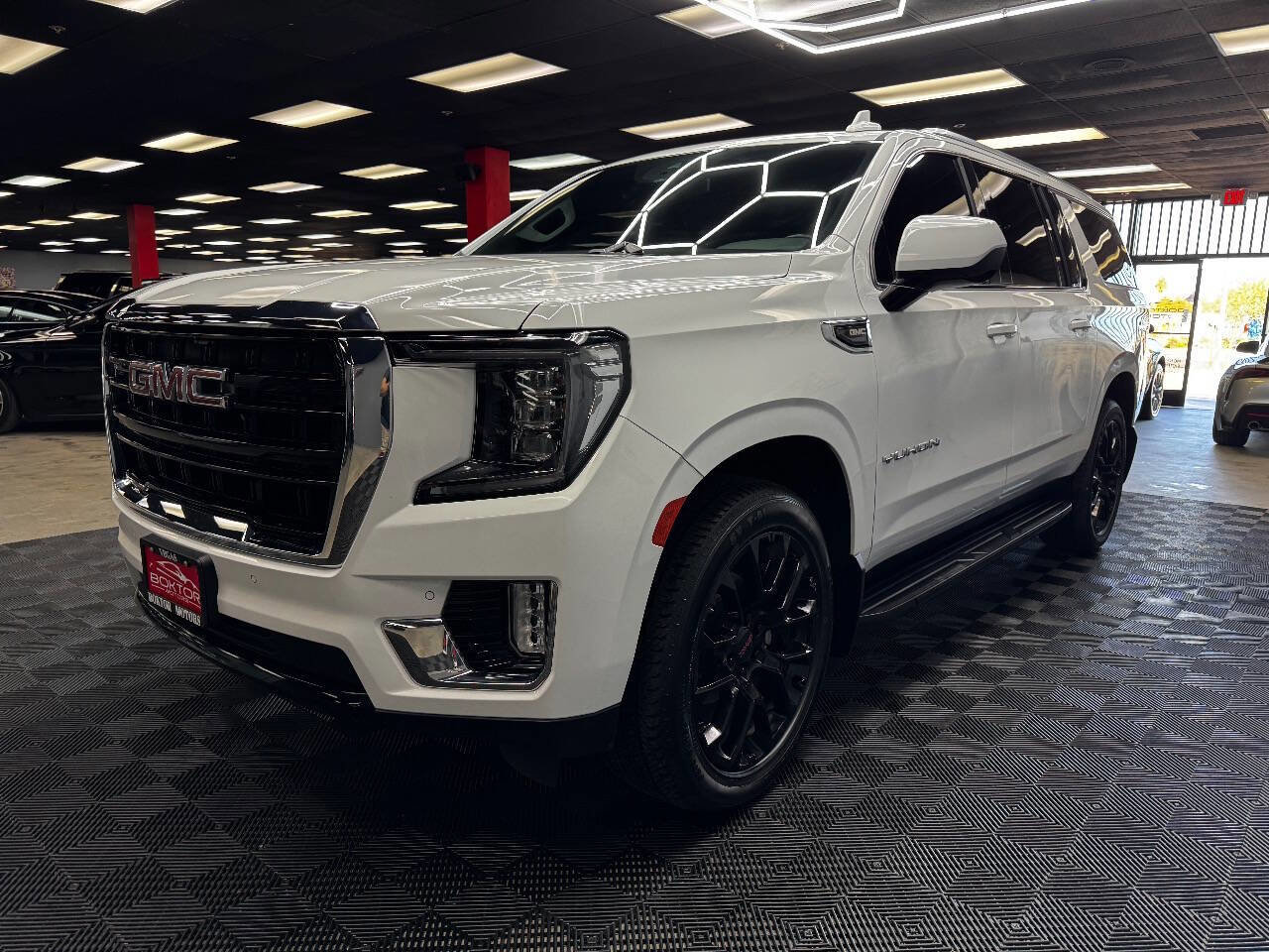 Used 2023 GMC Yukon XL SLE image 6