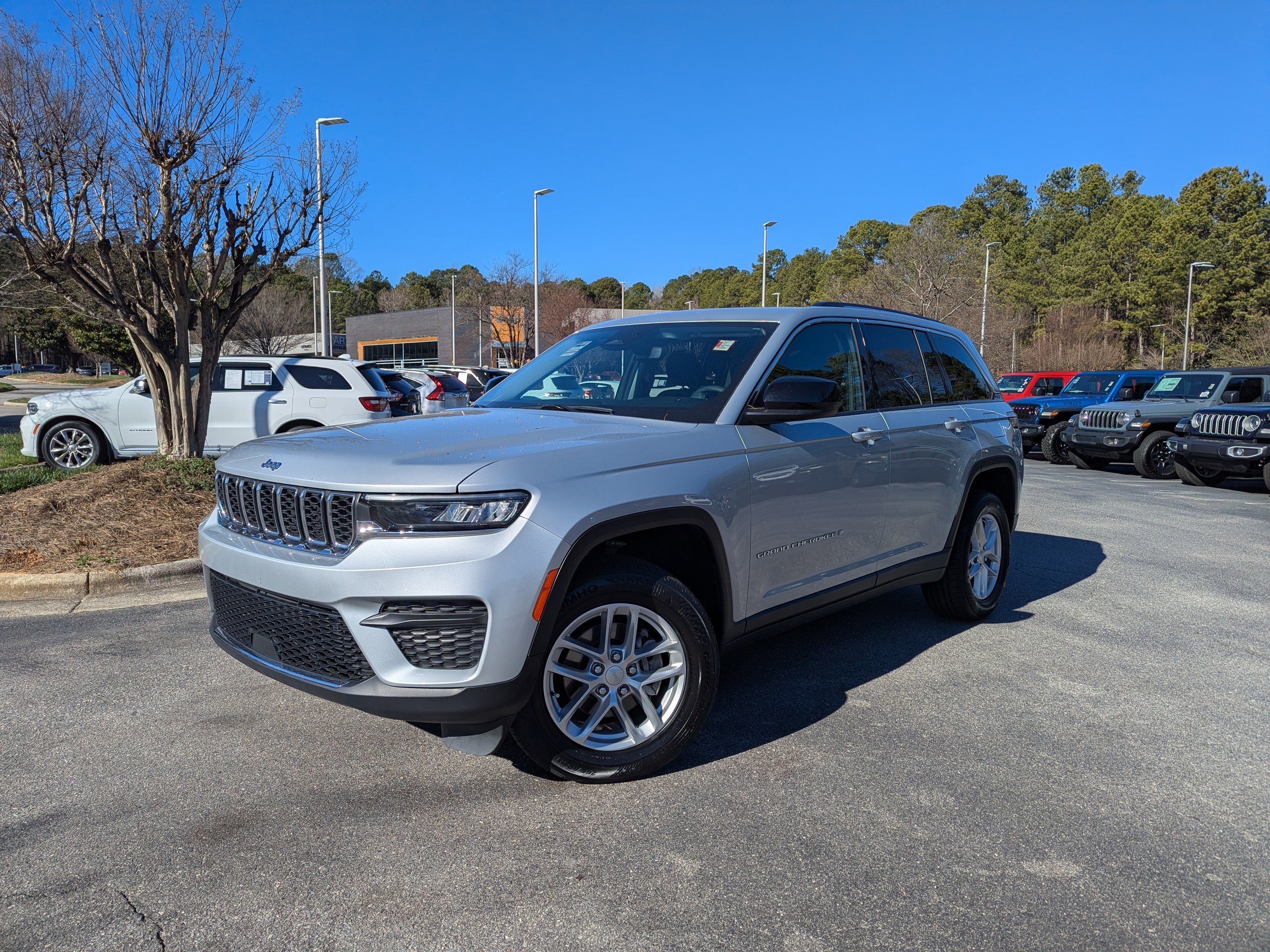 Certified 2023 Jeep Grand Cherokee Laredo X image 1