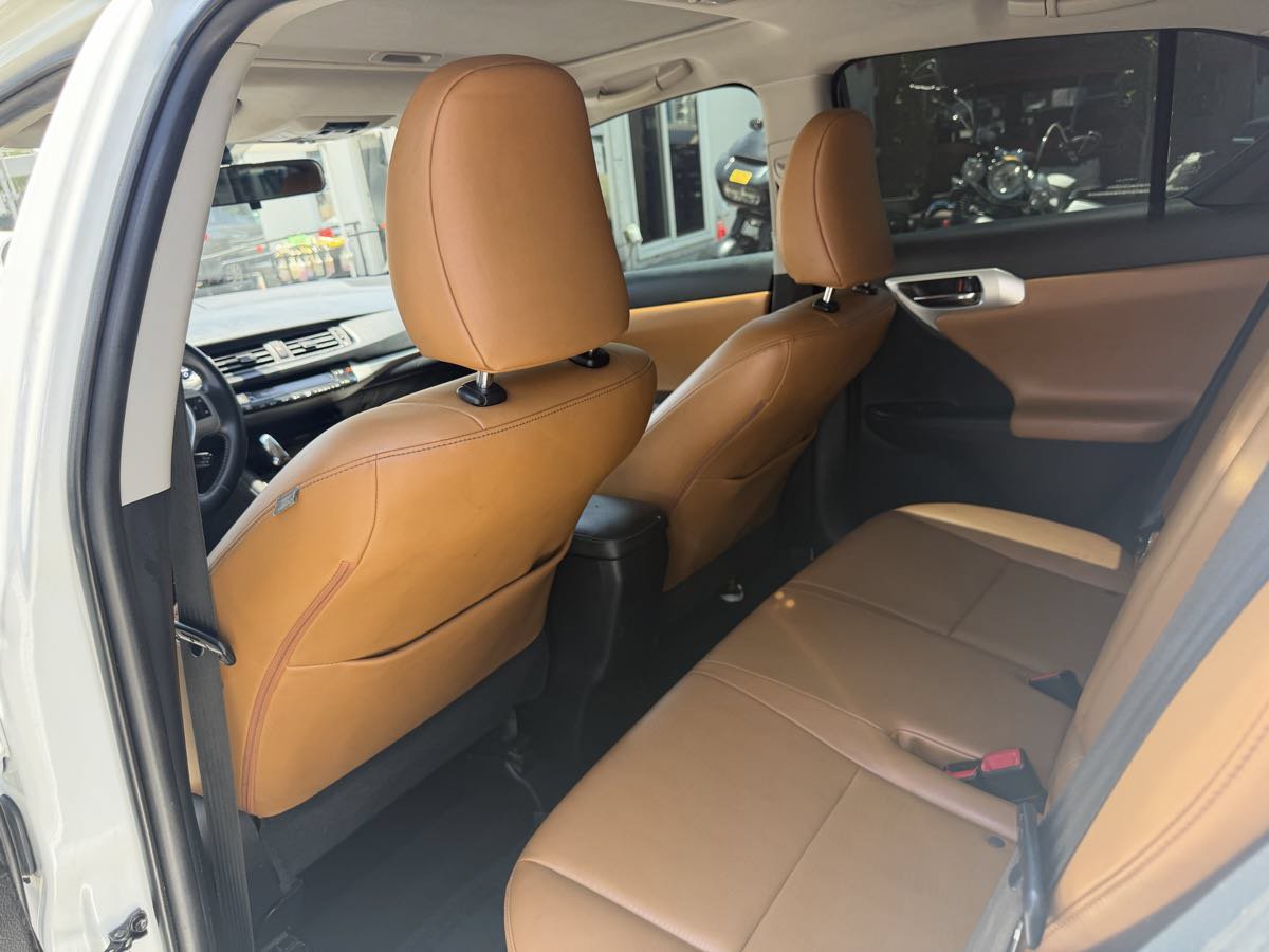 Used 2013 Lexus CT 200h FWD image 19