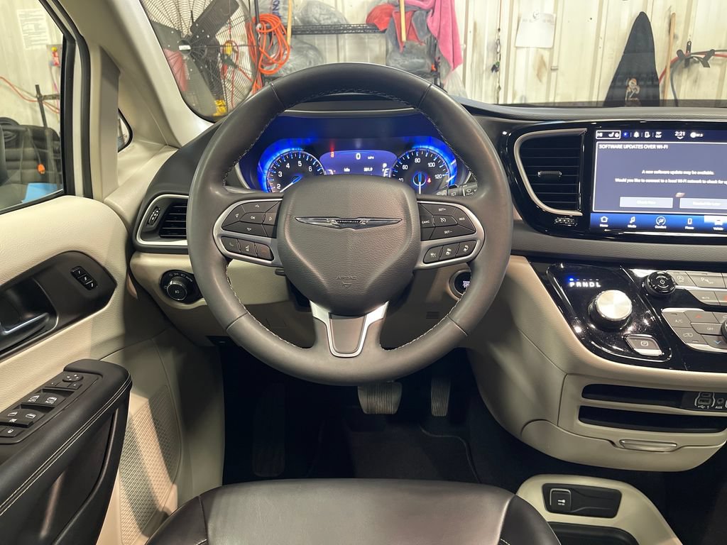 Used 2023 Chrysler Pacifica Touring-L FWD image 17