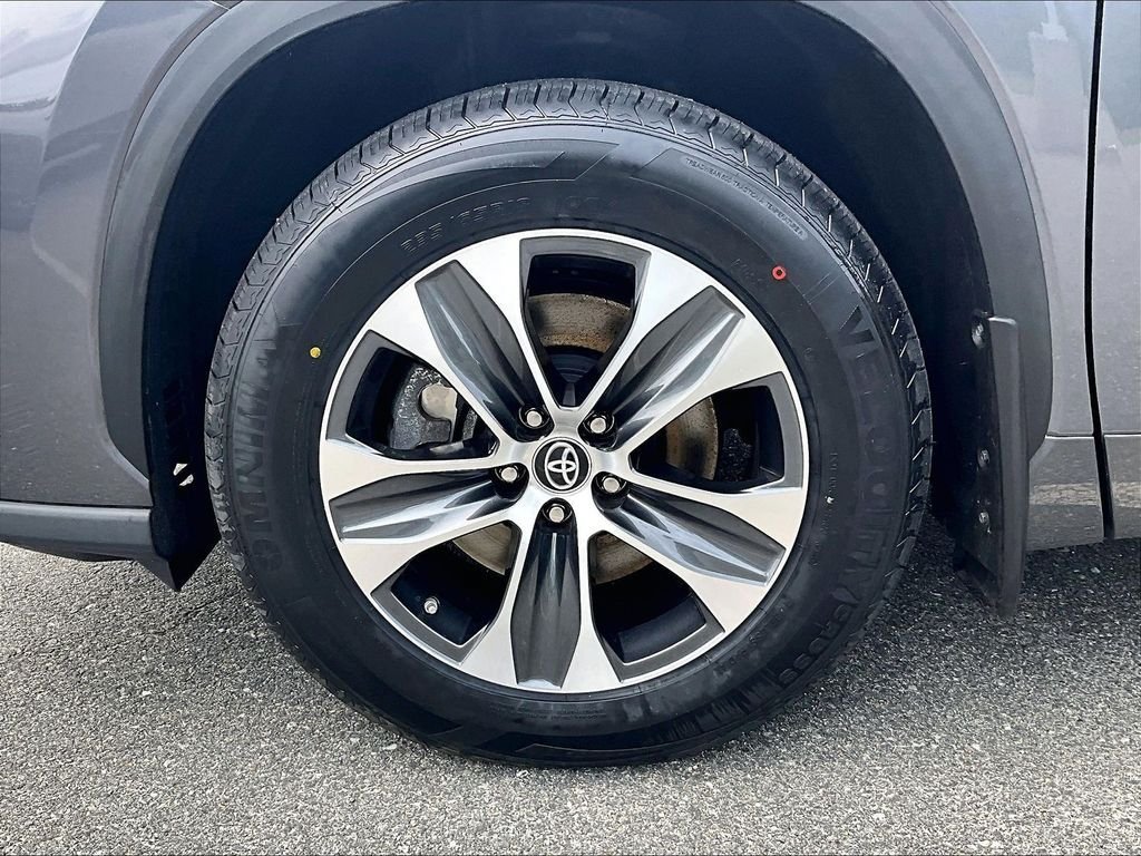 Used 2023 Toyota Highlander XLE AWD/4WD image 7