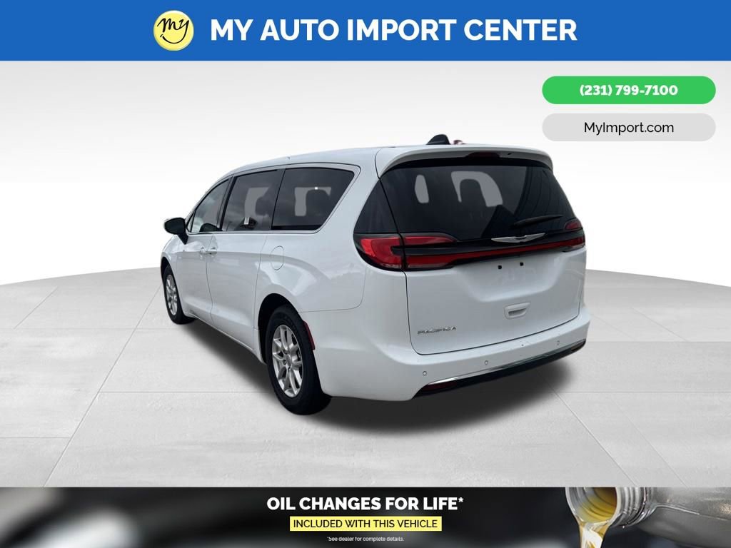 Used 2023 Chrysler Pacifica Touring-L FWD image 7