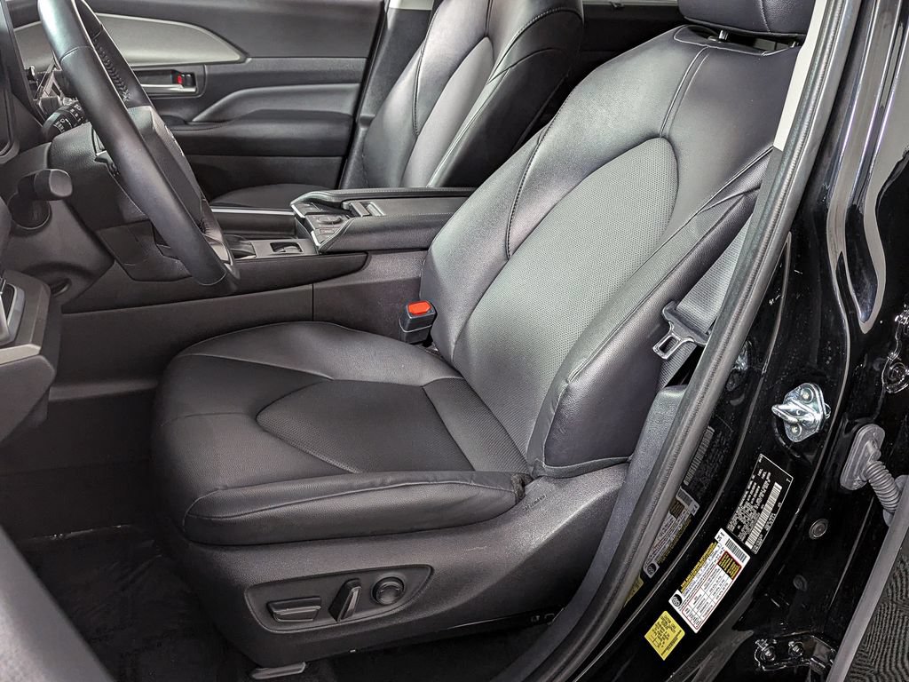 Used 2025 Toyota Grand Highlander AWD image 17