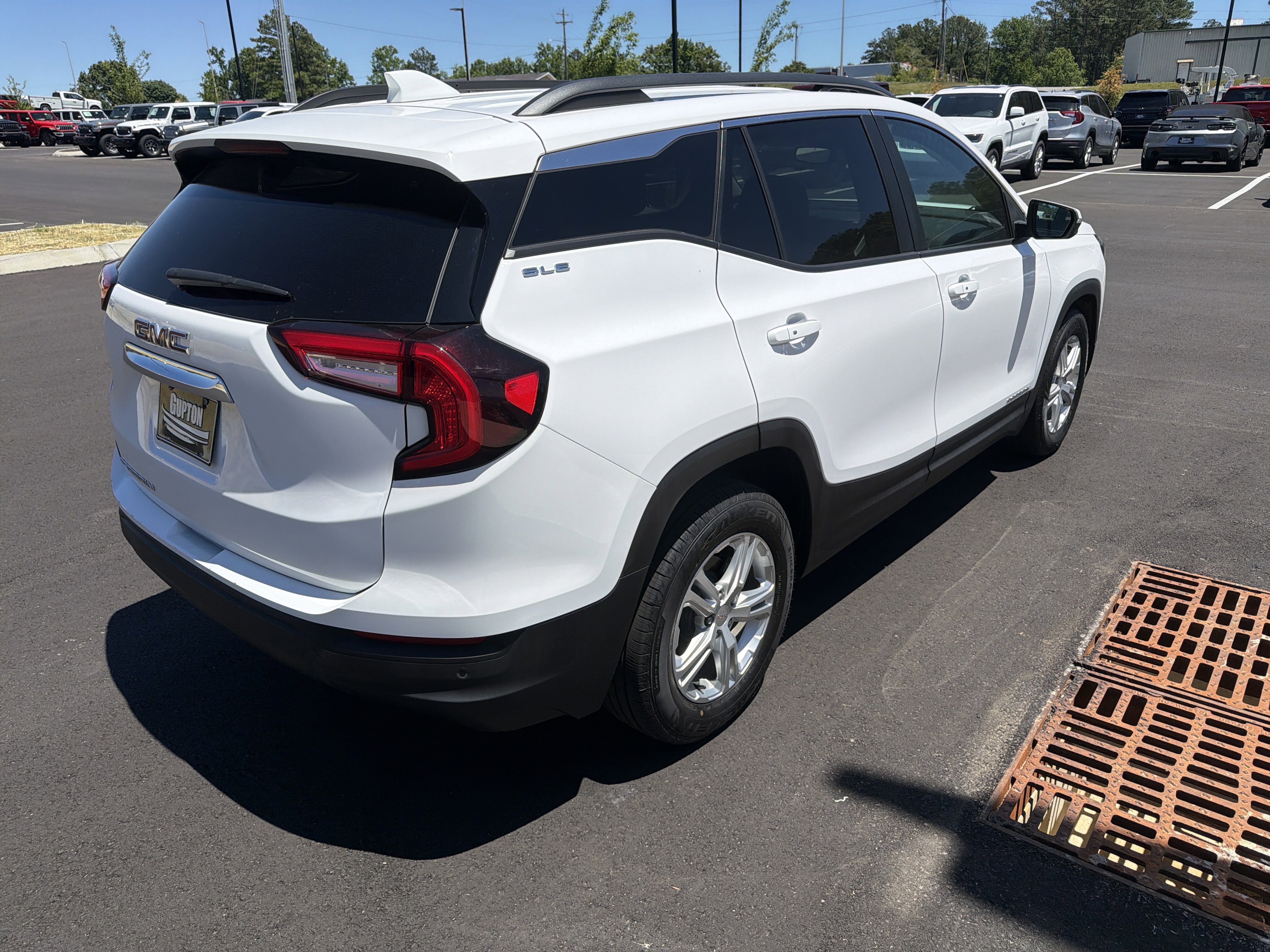 Used 2022 GMC Terrain SLE w/ Driver Convenience Package FWD image 11