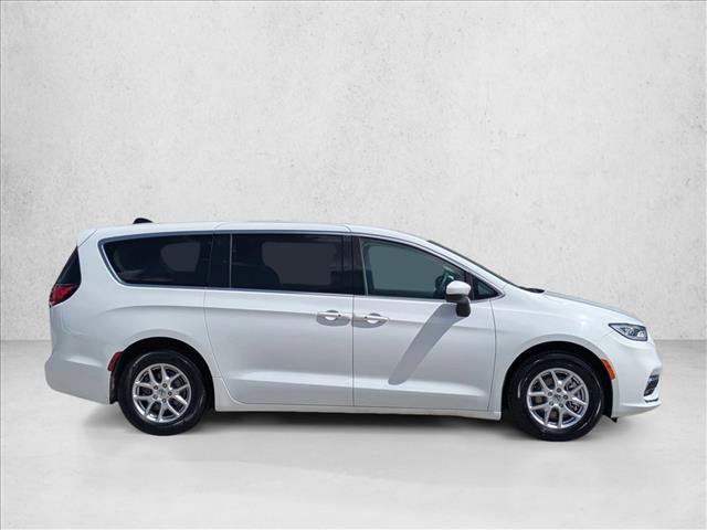 Used 2023 Chrysler Pacifica Touring-L FWD image 4