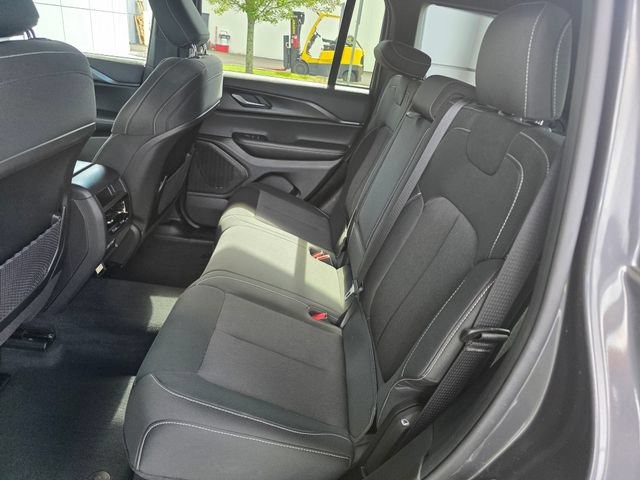 Used 2025 Jeep Grand Cherokee Laredo X w/ Luxury Tech Group I AWD/4WD image 18