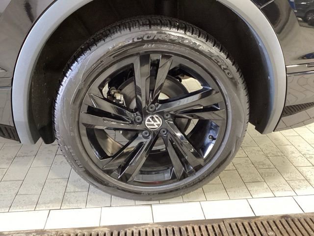 Certified 2024 Volkswagen Tiguan SE R-Line image 23