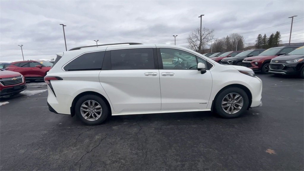 Used 2021 Toyota Sienna XLE image 9