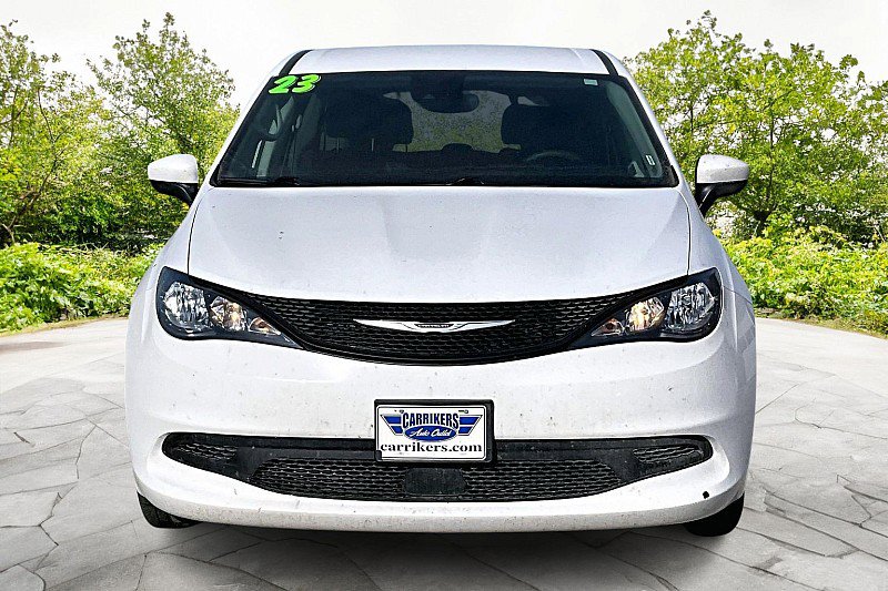 Used 2023 Chrysler Voyager LX FWD image 2