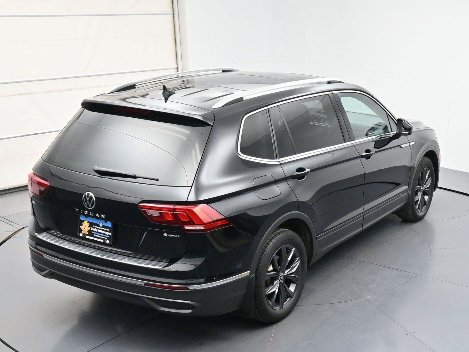 Used 2022 Volkswagen Tiguan SE w/ Panoramic Sunroof Package AWD/4WD image 33
