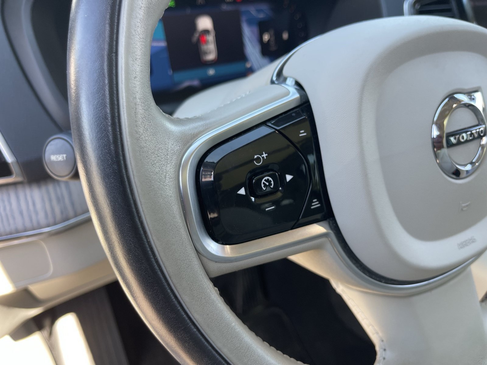 Used 2024 Volvo XC90 B6 Plus AWD/4WD image 23