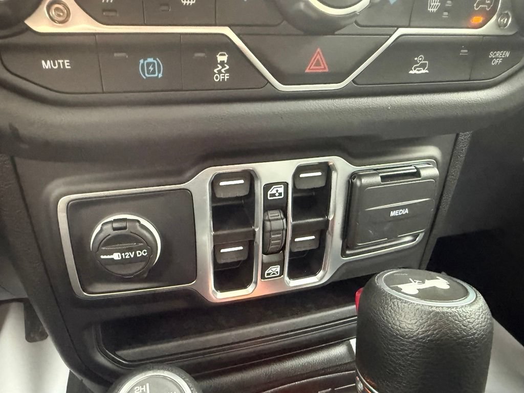 Used 2025 Jeep Wrangler Unlimited Sahara AWD/4WD image 29