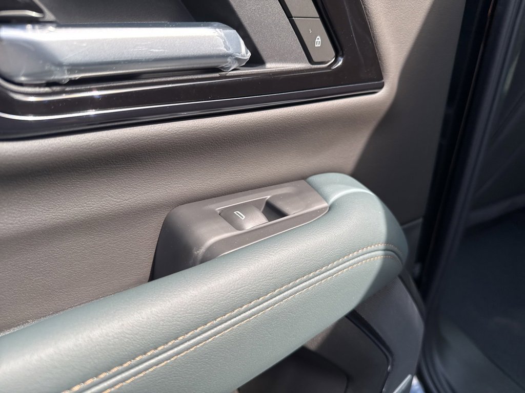 Used 2025 GMC Yukon AT4 w/ AT4 Premium Package image 38