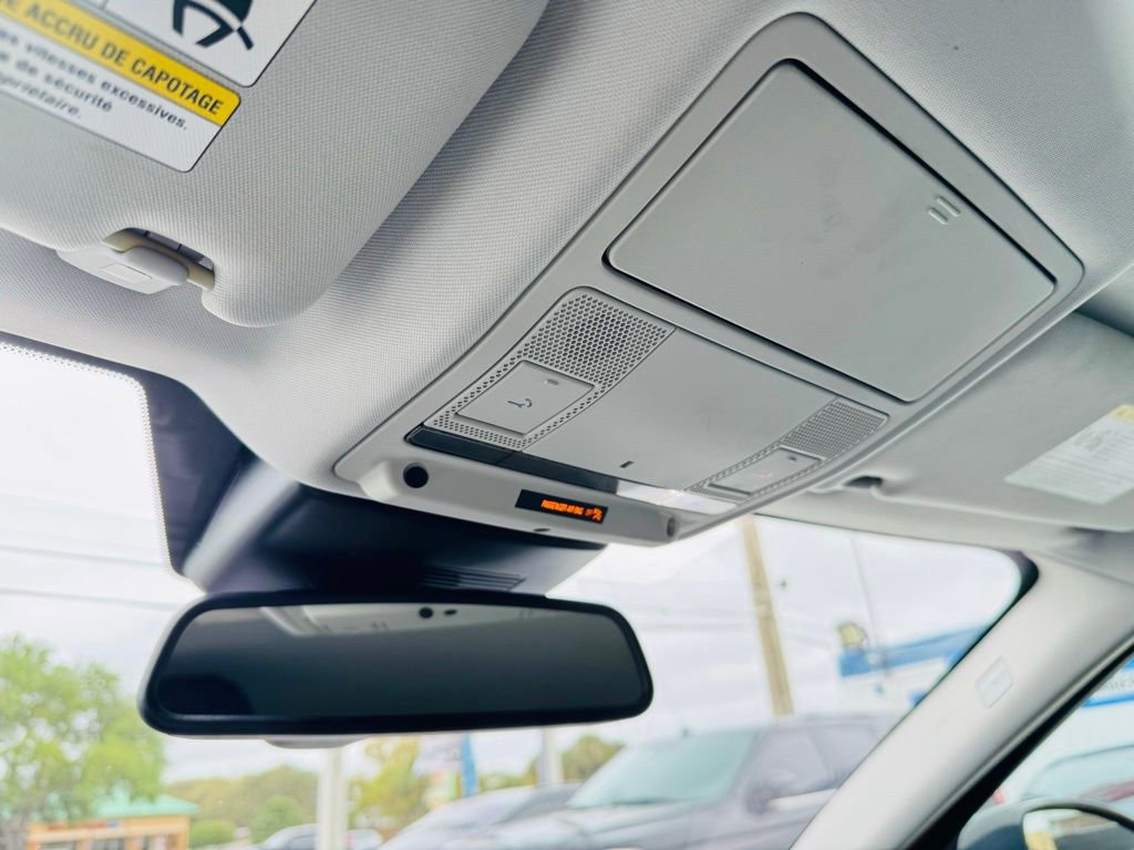 Used 2019 Land Rover Range Rover Evoque SE Premium image 23