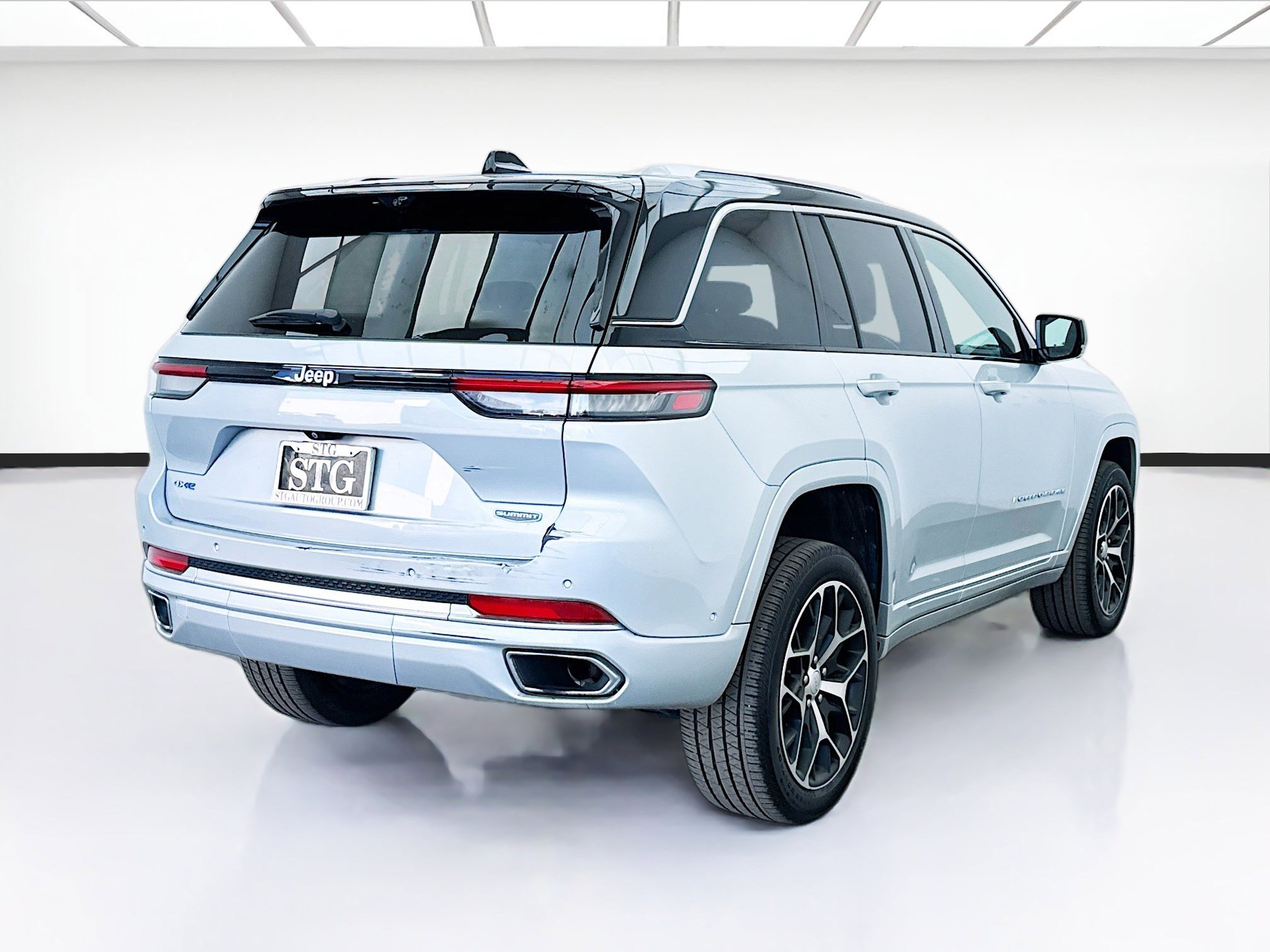 Used 2022 Jeep Grand Cherokee Summit AWD/4WD image 4
