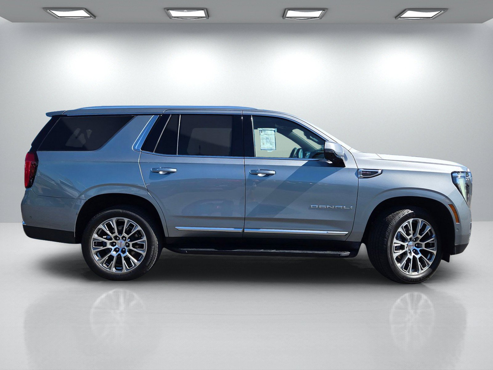 Used 2025 GMC Yukon Denali AWD/4WD image 3