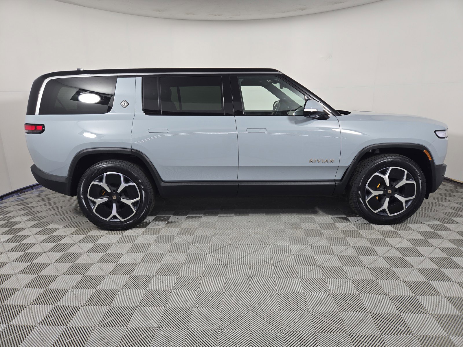 Used 2024 Rivian R1S Adventure AWD/4WD image 6
