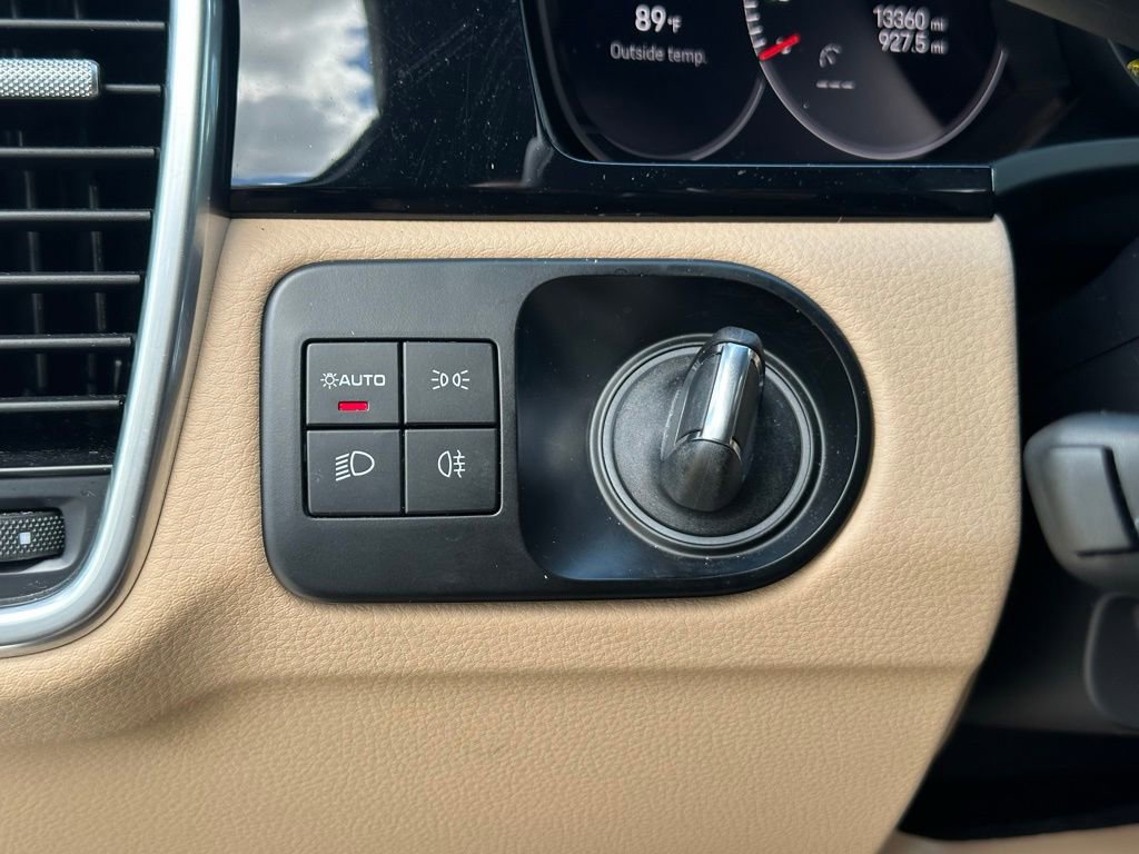 Certified 2023 Porsche Cayenne Platinum Edition image 35