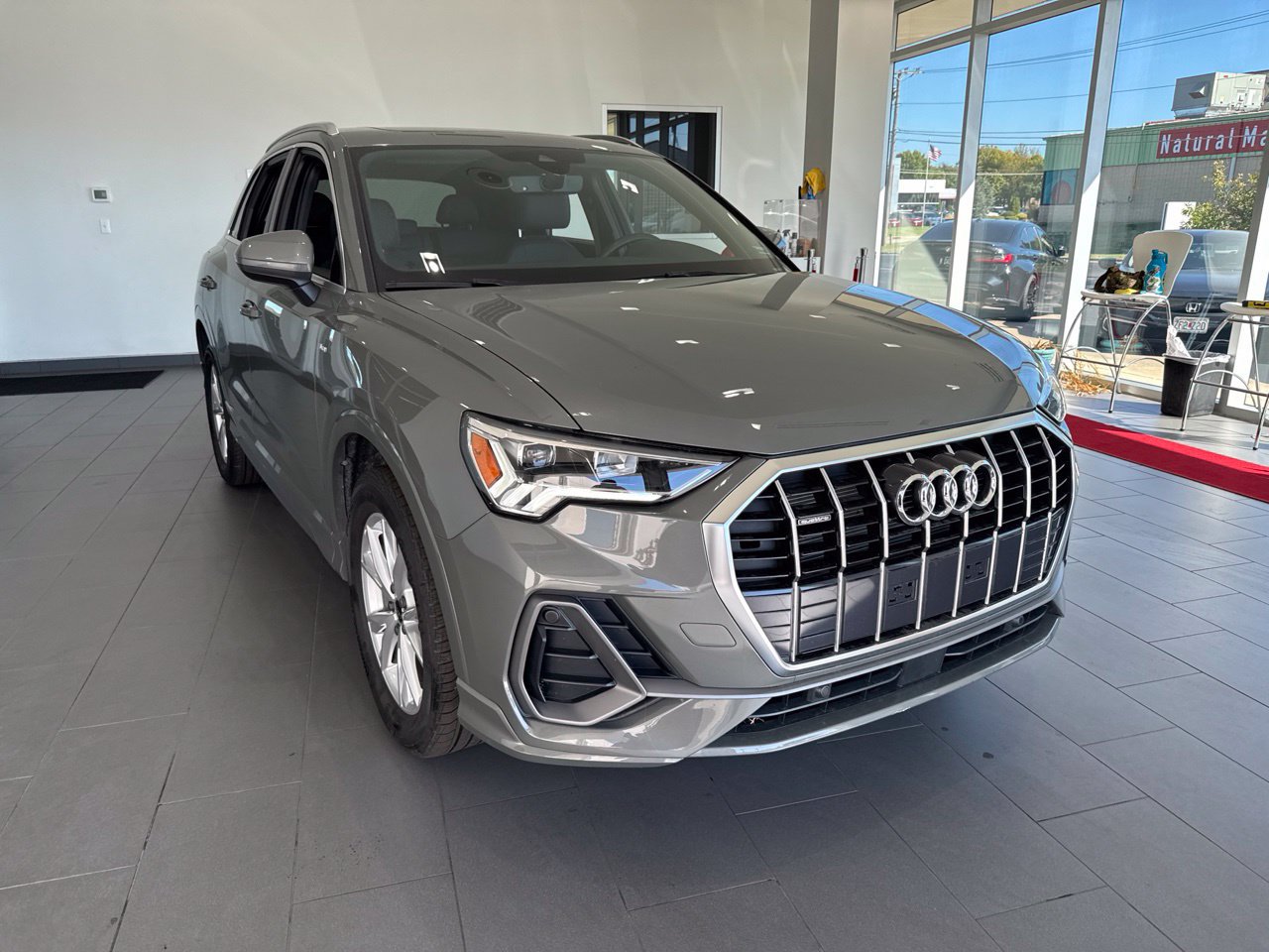 Certified 2025 Audi Q3 2.0T Premium w/ Convenience Package AWD/4WD image 2