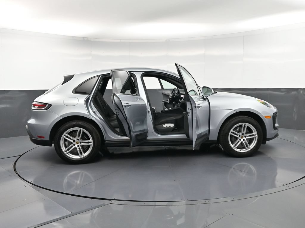 Certified 2025 Porsche Macan AWD/4WD image 34