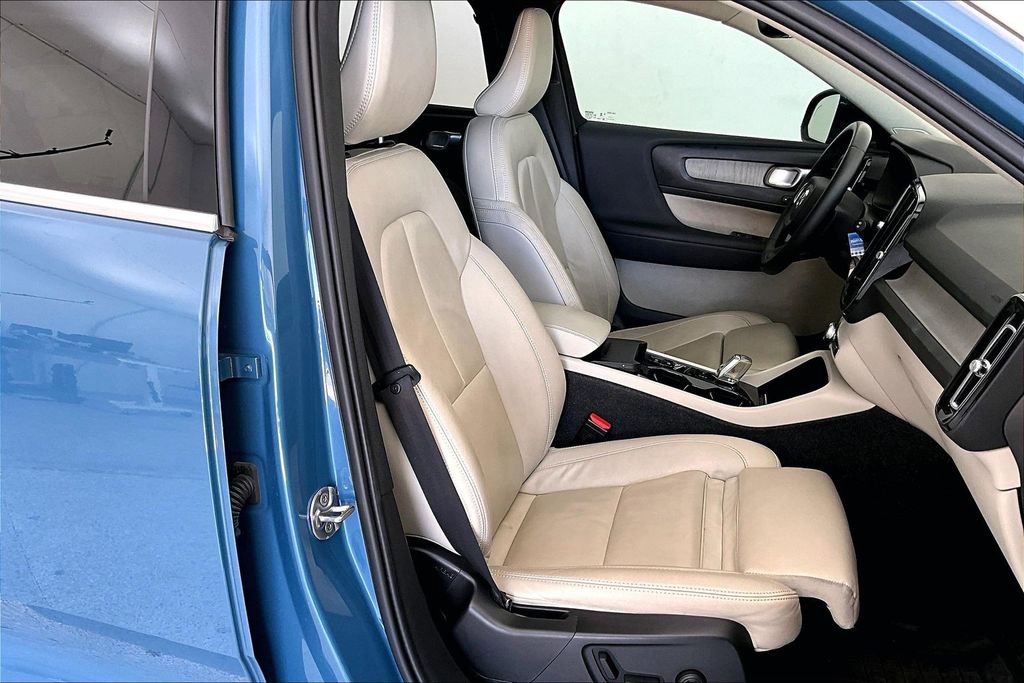 Used 2023 Volvo XC40 B5 Ultimate w/ Protection Package Premier image 11